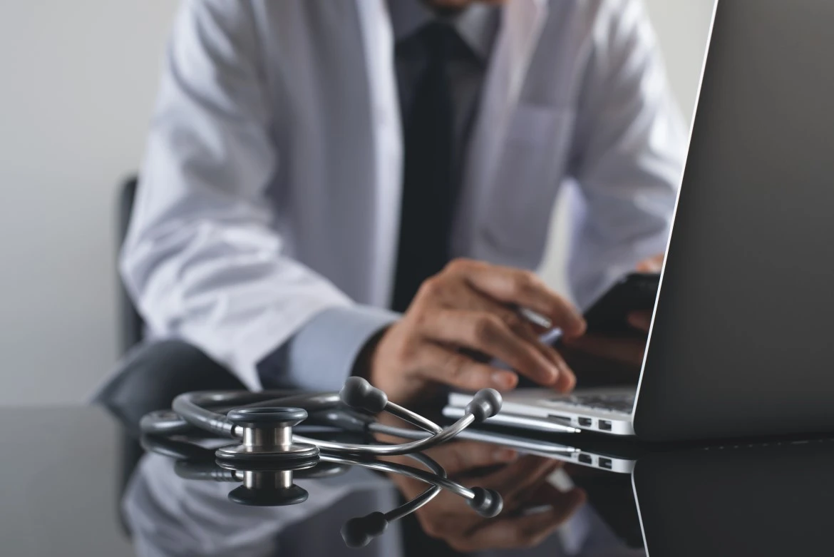 foto-médico-digitando-no-notebook.webp