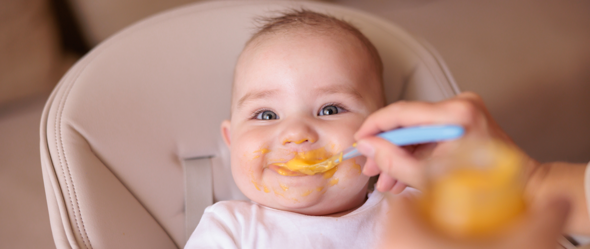 foto_bebê_comendo.webp