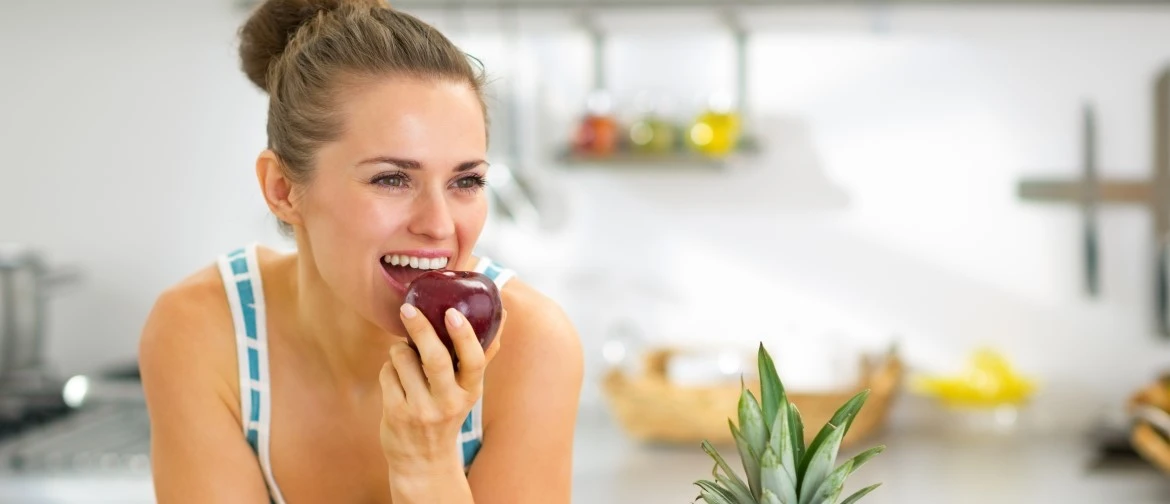 foto_mulher_mordendo_maça.webp