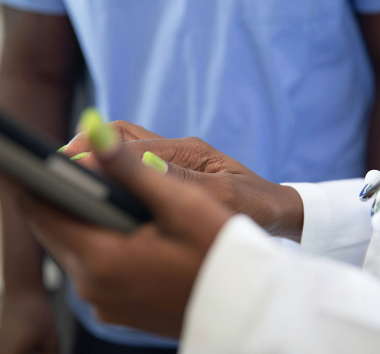 mãos de uma médica segurando um telefone