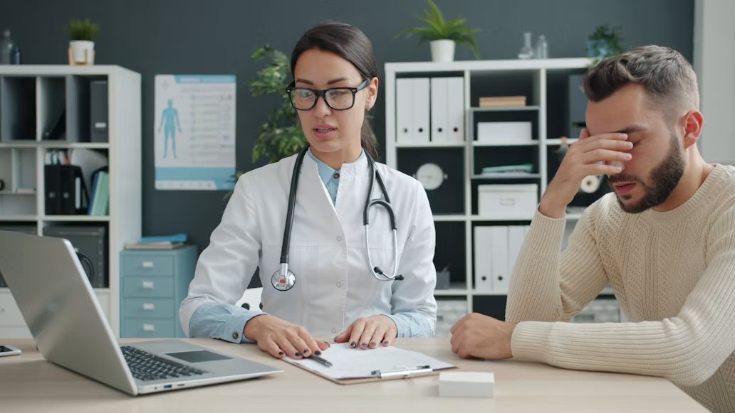 médica conversando com um paciente sobre um diagnóstico