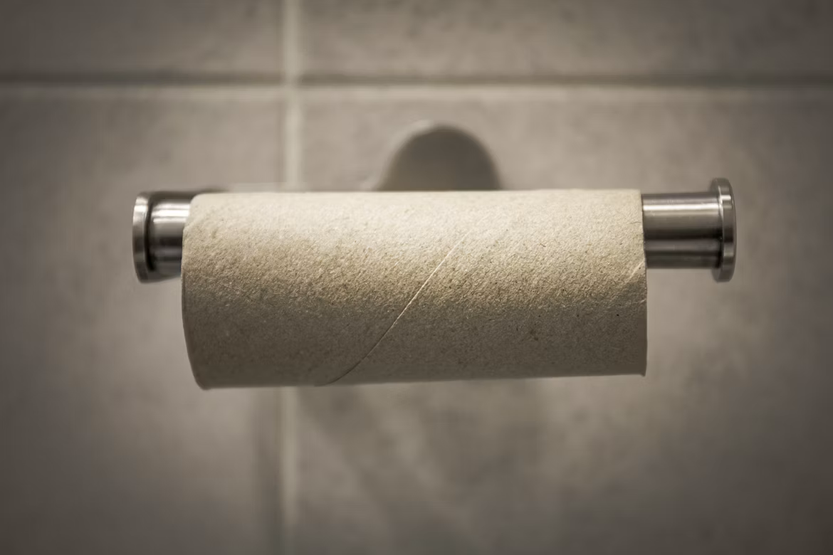foto de rolo de papel higiênico vazio