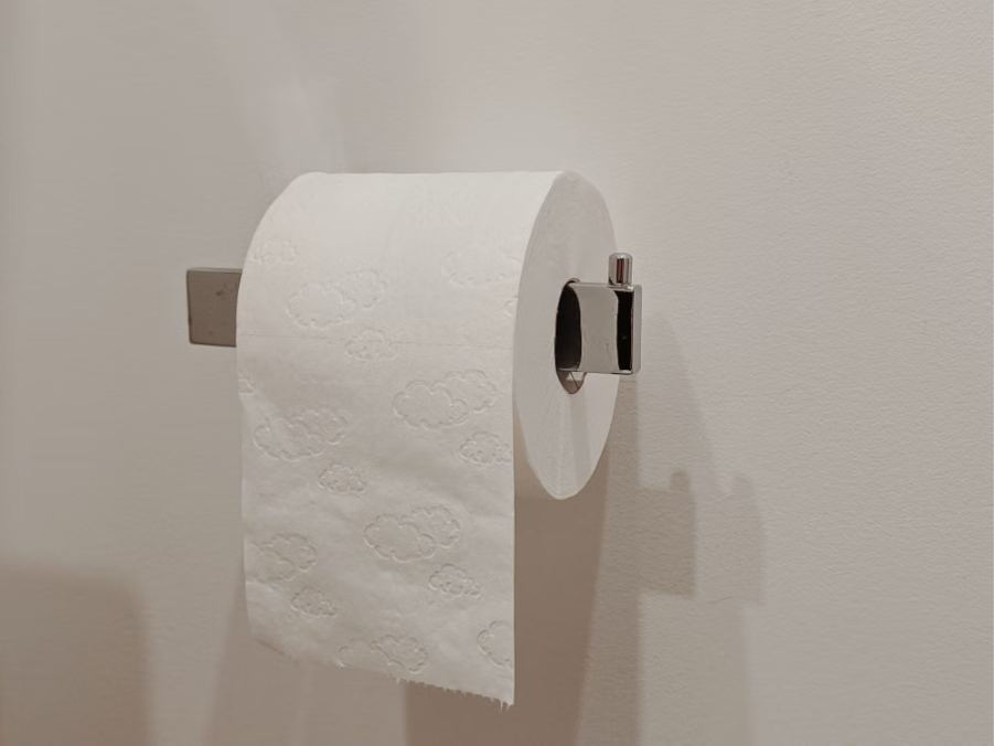 rolo de papel higiênico instalado na parede