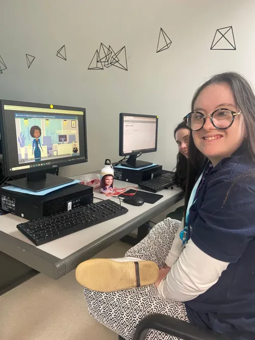 Foto de aluna na oficina de diversidade usando um computador